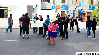 Familiares protestaron con el ataúd de la víctima por las calles de Cochabamba /Los Tiempos
