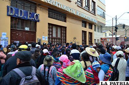 Cientos de padres de familia protestaron en puertas de la DDEO