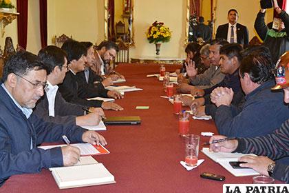 Dirigentes de la COB en reunión con el Presidente Evo Morales, este jueves /ABI