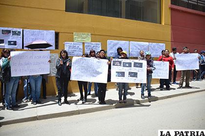 Familiares protestaron afuera del edificio judicial, pidiendo justicia para sus parientes fallecidos en el accidente