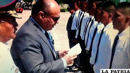 El ministro Ferreira entregando libretas militares a soldados en Santa Cruz /ABI