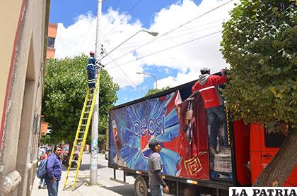 Trabajadores de ENDE DeOruro llegaron al lugar para evitar que cables de electricidad se vean afectados