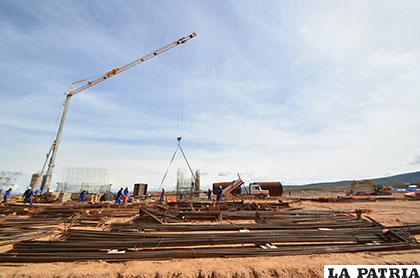 Durante la fase inicial de construcción de la empresa de cemento /Archivo