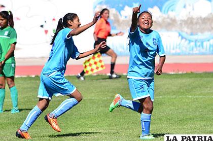 Lizeth Quispe, de Oruro, festeja el segundo gol del cuadro orureño
