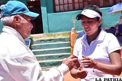 Araceli Guevara recibe el trofeo de campeona