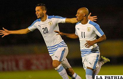 Rodrigo Betancur y Nicolás de la Cruz festejan el triunfo uruguayo /conmebol.com