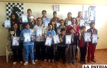 Ganadores de las distintas categorías, del campeonato municipal de ajedrez