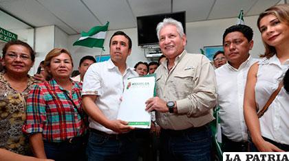Gobernador de Santa Cruz muestra el documento de constitucionalidad /ANF