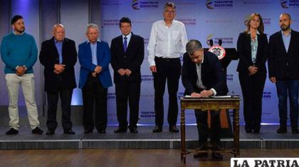 Juan Manuel Santos, al momento de la firma del decreto