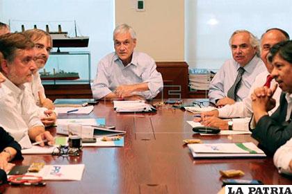 El presidente electo Sebastián Piñera (c) recibe a la bancada para integrar su próximo Gobierno /www.google.com