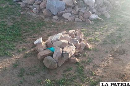 Un vecino encontró a la mujer enterrada con piedras