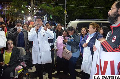 El ejecutivo del Sindicato de Médicos y Ramas Anexas (Simra), Gonzalo Arequipa, en el mitin