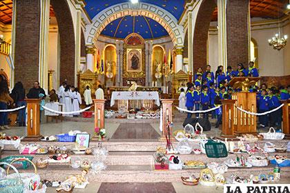 Los altares de las iglesias se llenan con imágenes del niño Jesús