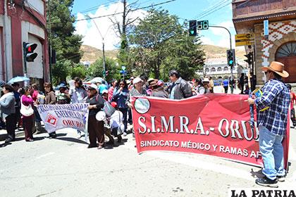 Médicos fueron protagonistas del bloqueo que se realizó ayer por la mañana en Oruro