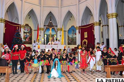 Niños festejaron la misa de reyes al ritmo de los villancicos