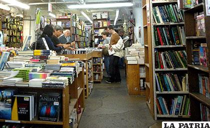 Vista interior de la librería, Bass tenía pasión por comprar libros de segunda mano