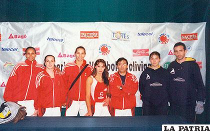 El año 2004 en la Liga Superior del Voleibol Boliviano junto a Tania Ayala (5)