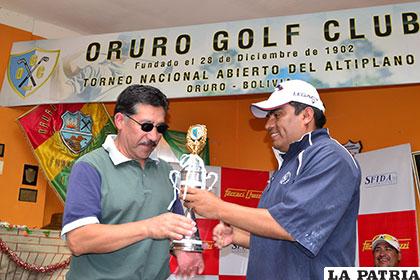 Rodrigo Valdivia entrega el premio a Oscar Panozo
