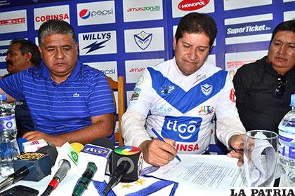 Durante la firma de contrato de Eduardo Villegas, nuevo estratega del cuadro 