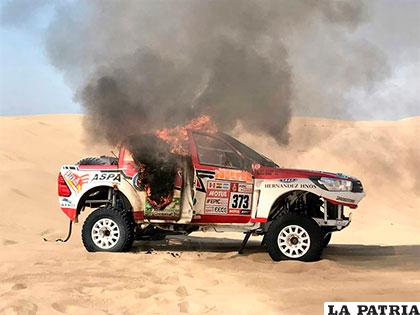 Al margen del abandono de Roma, el coche de Alicia Reina se incendió y también dejó la carrera /dakar.com