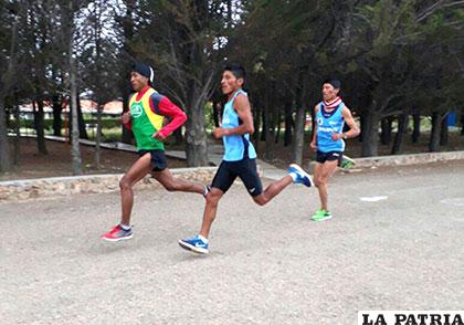 Vidal Basco, Mario Flores y Eduardo Salamanca en plena competencia