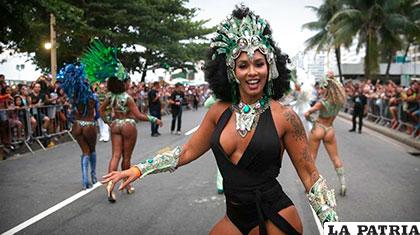 Hermosa bailarina del Carnaval de Río de Janeiro /Zona Cero