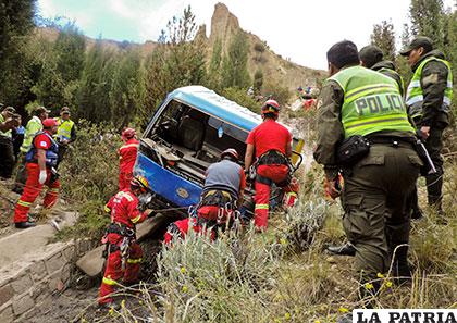 Los bomberos se encargan de rescatar el cuerpo del conductor que murió trágicamente /APG