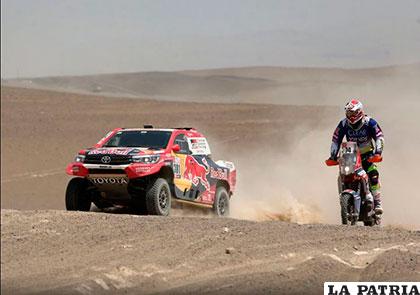 Nasser Al Attiyah (coche) junto a Carlos Vellutino (moto) en plena competencia /as.com
