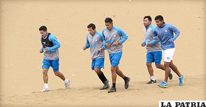 Alrededor de 28 jugadores entre los del primer plantel y juveniles entrenan en el equipo 