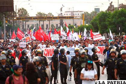 Miles de personas marchan contra el indulto a Fujimori /Noticias SIN