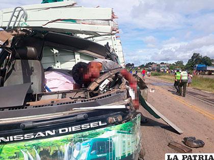 El conductor murió atrapado en el interior de su camión