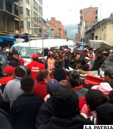Un tumulto de gente por conocer detalles del feto encontrado en pleno centro de la ciudad /Gentileza Iván Meneses