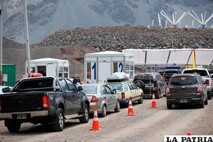 Visitantes argentinos cruzan el paso fronterizo Los Libertadores, en la Cordillera de Los Andes (Chile)