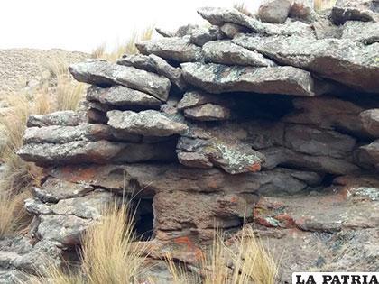 Pirca que forma el ingreso a un espacio que era habitado por sus ancestros