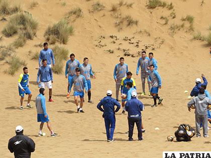El trabajo en la arena es supervisado por Villegas y Jiménez