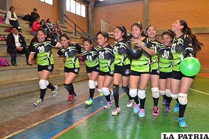 La vuelta olímpica de Santa Rosa tras lograr el título en Menores