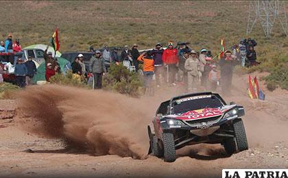 Carlos Sainz al mando de su Peugeot, marcha primero en la clasificación general /AS.COM