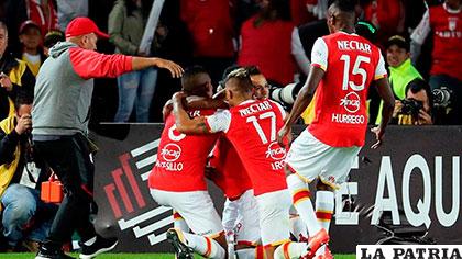 Festejo de los jugadores de Santa Fe por el triunfo ante River Plate