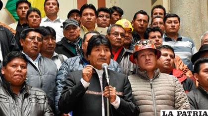 El Presidente Evo Morales y los representantes de la Conalcam /ABI