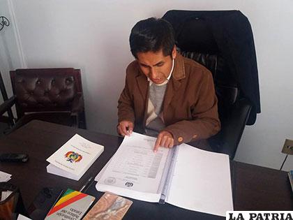 El diputado Rubén Gutiérrez muestra un ampuloso listado de instituciones donde se envió el proyecto del Código Penal