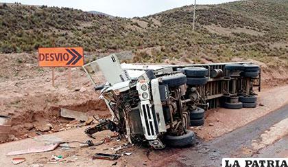 El vehículo pesado volcado en el desvío