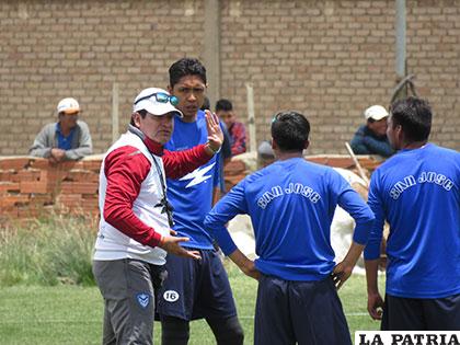 Eduardo Villegas de a poco viene armando la base del equipo