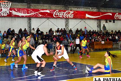 Scarleth Cámara recupera el balón con el apoyo de su compañera