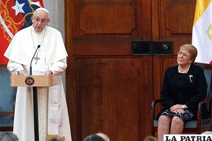 El Papa Francisco junto a la mandataria chilena, Michelle Bachelet