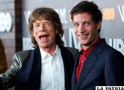 El disc jockey James Jagger y su famoso padre