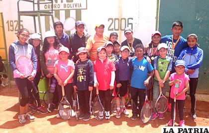 Alumnos del curso vacacional de tenis junto al entrenador Richard Villegas