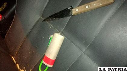 La dinamita y un cuchillo encontrado en el vehículo /ERBOL