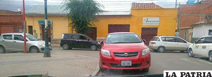 El conductor no tuvo reparo en estacionar su vehículo en sentido contrario