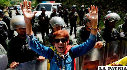 Algunos de los manifestantes en la morgue, que venían del Cementerio Este de Caracas /El Comercio