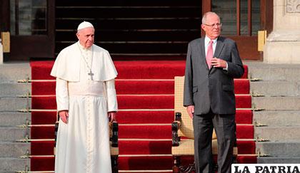  El Papa Francisco junto al presidente de Perú, Pedro Pablo Kuczynski